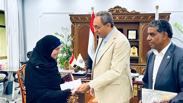 محافظ قنا يكرم الحاجة