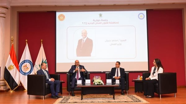  وزير العمل يفتتح