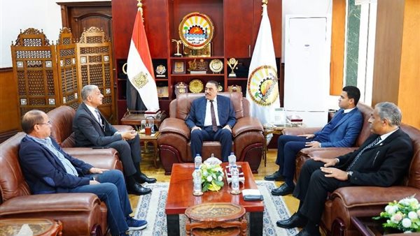  محافظ مطروح يستقبل