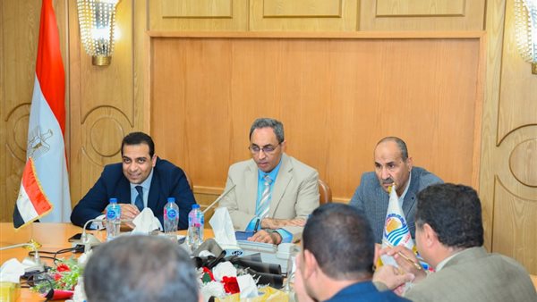 محافظ قنا في الاجتماع