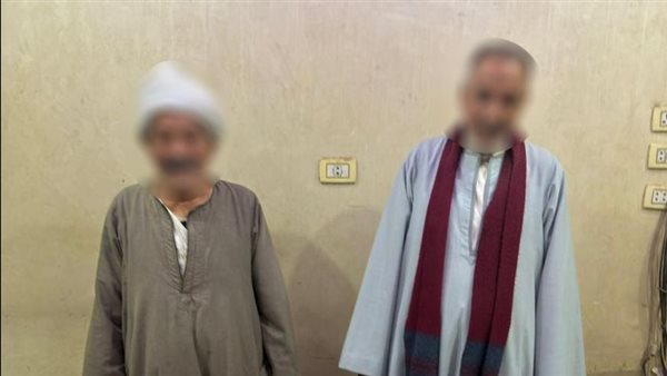 بقيام شخصين بتوزيع