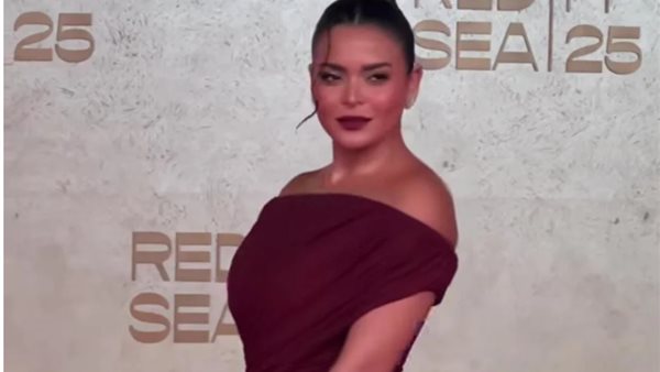 الفنانة  أسماء جلال