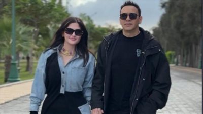 النجم مصطفى قمر وزوجتة    