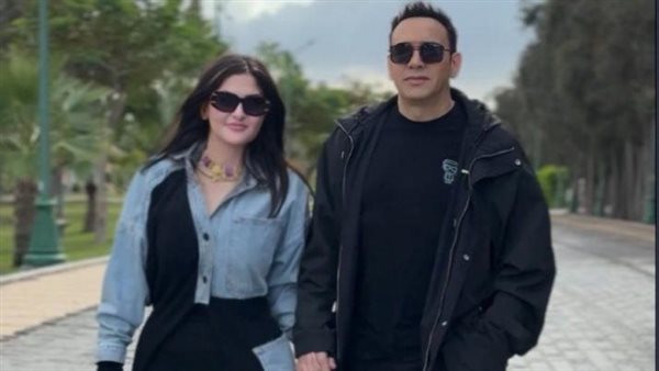 النجم مصطفى قمر وزوجتة