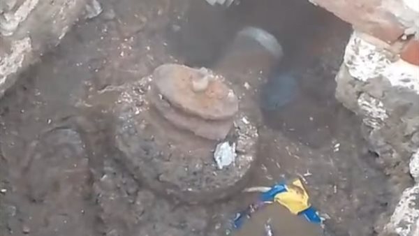 جانب من كسر خط المياة