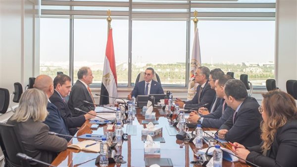 وزير الاستثمار مع