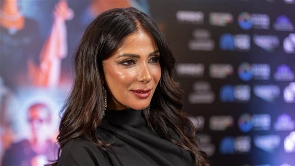 الفنانة مني ذكي