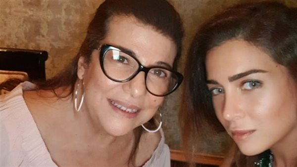 مي عز الدين ووالدتها