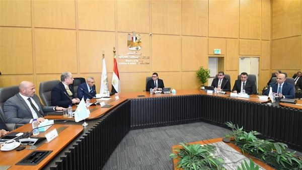  وزير الإسكان يتابع