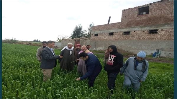 وزير الزراعة يتلقى