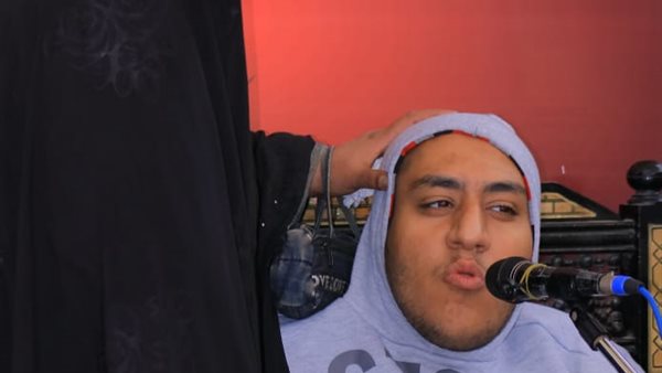 لا يتحدث إلا بالقرآن..