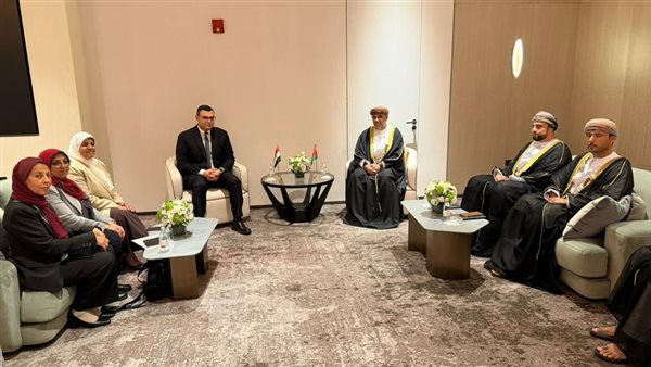  وزير الإسكان مع