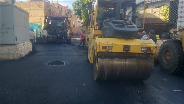 محافظ أسيوط يتابع رصف شارع الجمهورية والمناطق المحيطة بقرية البوسنة 