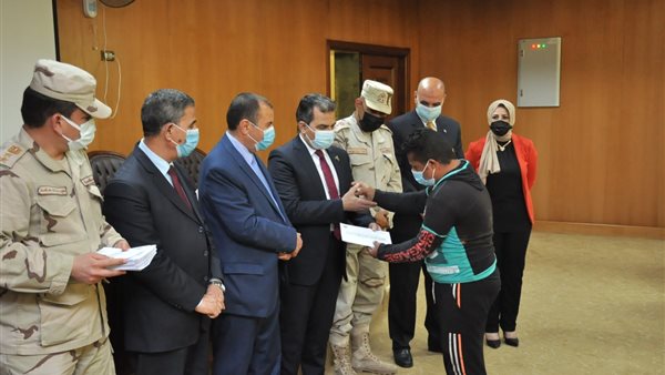 جانب من تسليم شهادات