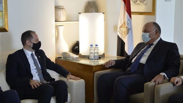 وزير الخارجية مع