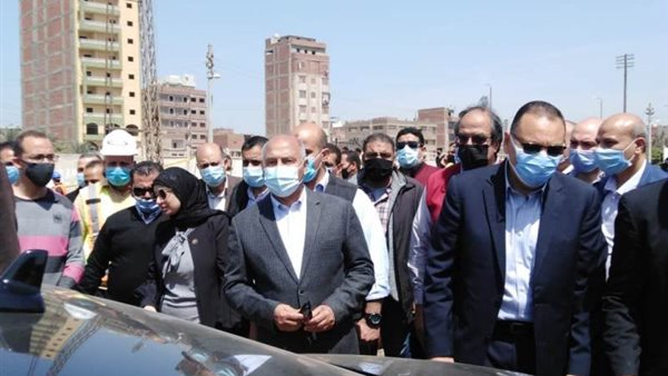 وزير النقل خلال الجولة