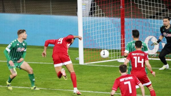 كوكا فى مباراة أولمبياكوس