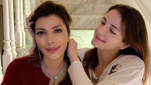 اصالة برفقة نجلتها