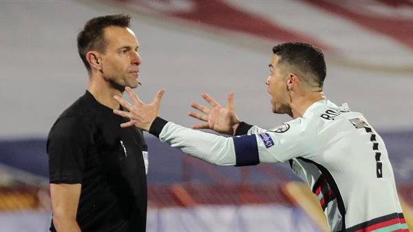 رونالدو والحكم 