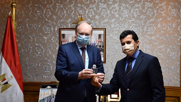 وزير الرياضة وسفير