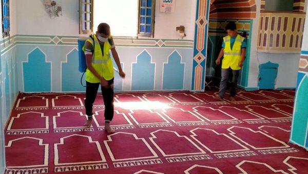 جانب من تعقيم المساجد