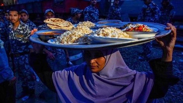 سيدة تقدم الفطار