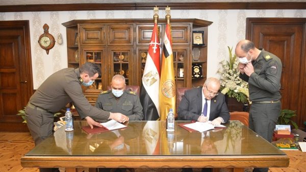 جانب من التوقيع 