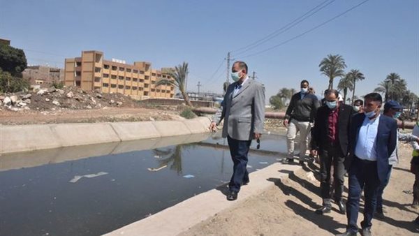 محافظ أسيوط خلال