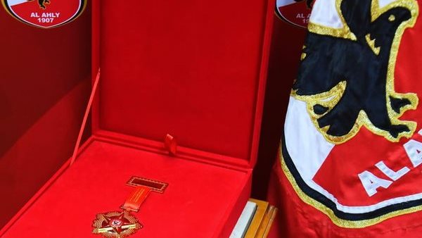 قلادة النادى الذهبية