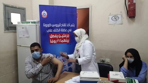 مواطن يتلقى لقاح