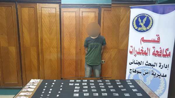 المتهم وجانب من المضبوطات