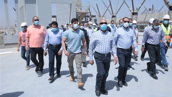 وزير النقل خلال الجولة