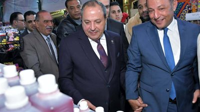 الفرخة بـ 55 والأرز بـ 20 والبيض بـ 105.. محافظ بورسعيد يفتت