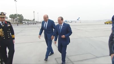 الرئيس السيسي يتفقد طائرة إيرباص A350    