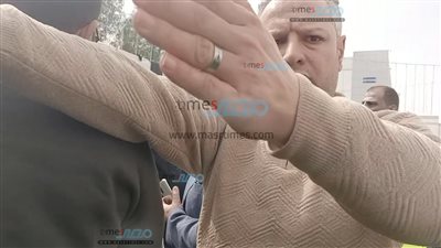 أثناء منعه الصحفيين 