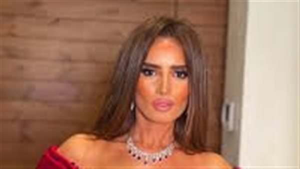 زينة تكشف تفاصيل شهادة نسبها.. 