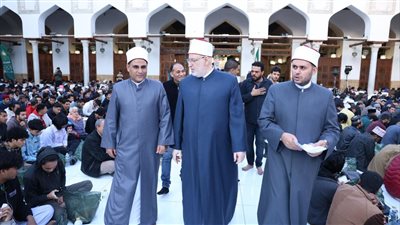 مائدة الإفطار الجماعي للطلاب الوافدين بصحن الجامع الأزهر