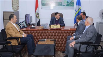 محافظ دمياط يعقد اجتماعًا بمقر الوحدة المحلية بكفر البطيخ
