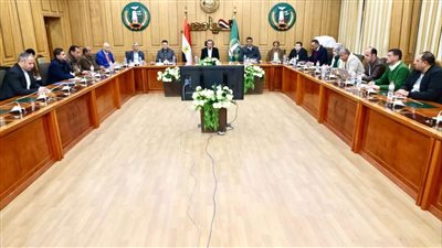 محافظ المنوفية يلتقي رؤساء أشمون والشهداء ونوابهم