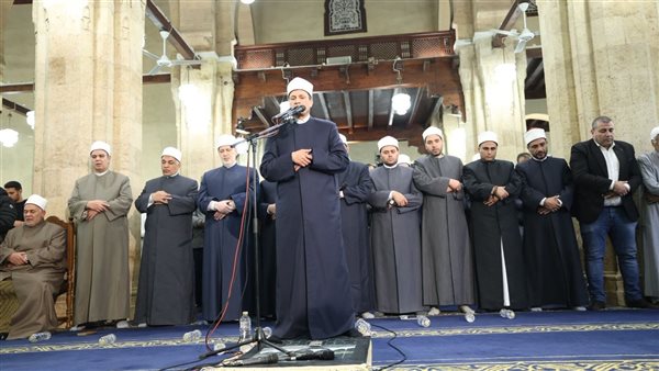 آلاف المصلين بالجامع الأزهر يحيون الليلة الرابعة من رمضان     