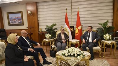 قيادات التامين الصحي الشامل يقدمون التهنئه لمحافظ بورسعيد