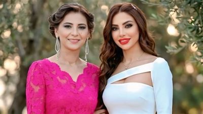 دوللي شاهين ووالتها 