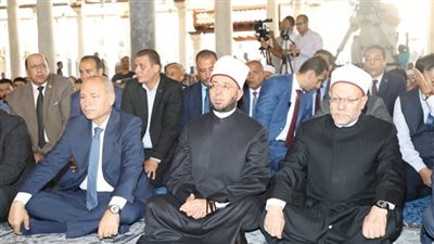  إبراهيم صابر ود. أسامة الأزهرى يؤديان صلاة التراويح