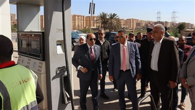 محافظ القليوبية يتفقد محطات الوقود ومواقف السيارات