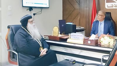 الأنبا تكلا يهنىء وكيل تعليم قنا 