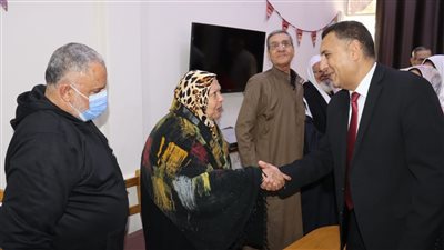 محافظ القليوبية ونزلاء دار المسنين في بنها