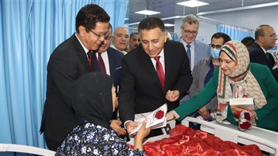 محافظ القليوبية يتفقد مستشفيات بنها لتهنئة المرضى بالعيد