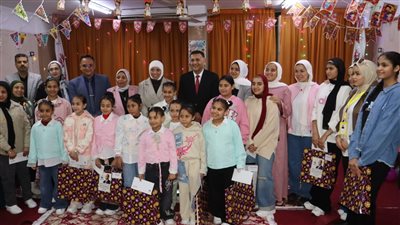 محافظ القليوبية يشارك فتيات 