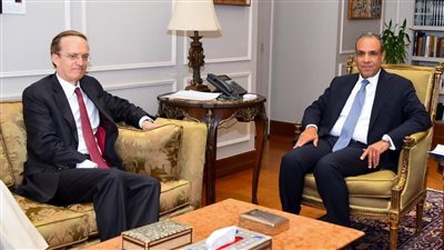 د. بدر عبدالعاطي وتشارلز فريز