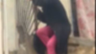 أحدي الفتيات بلقاء نفسها من أحد المنازل بالقاهره